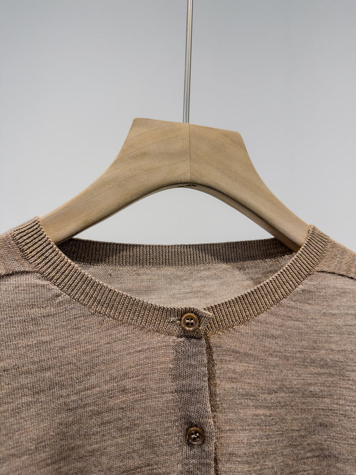 Eleganter Damen Strickcardigan mit Knöpfen, zeitloses Design & vielseitig. Klassische Langarm-Strickjacke für Damenmode.