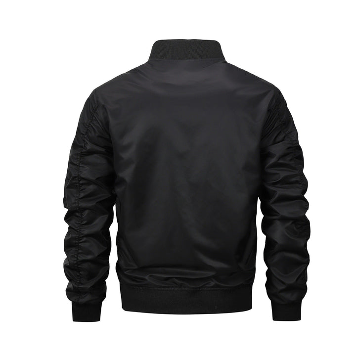 Gefaltete, leichte Herren Bomberjacke, platzsparend und ideal als Reisejacke für den modernen Mann.