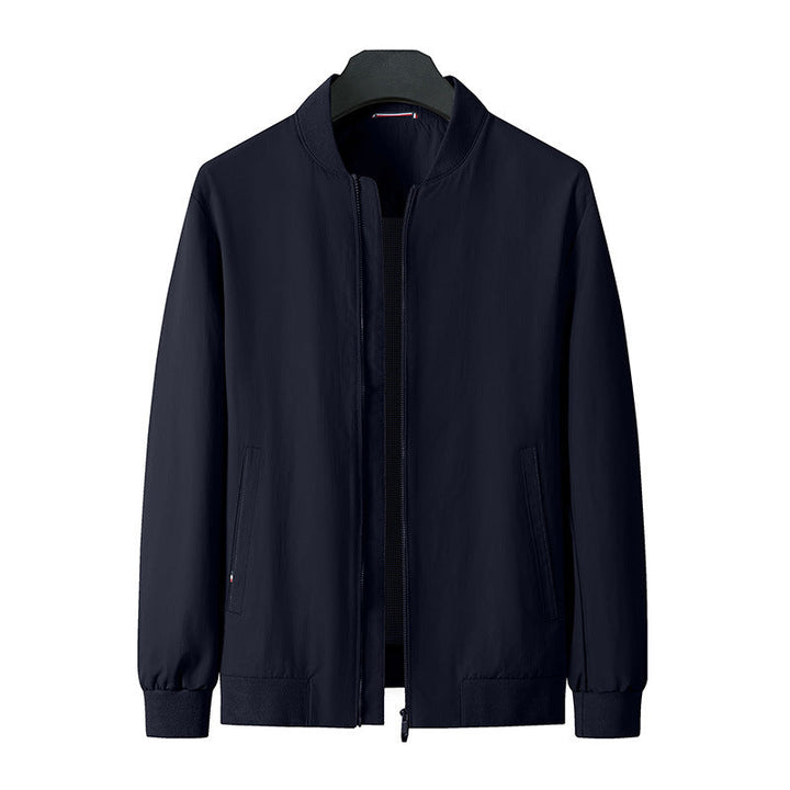 Rückenansicht der eleganten, leichten Herren-Übergangsjacke. Optimal für Frühling und Herbst, sportlicher Schnitt.