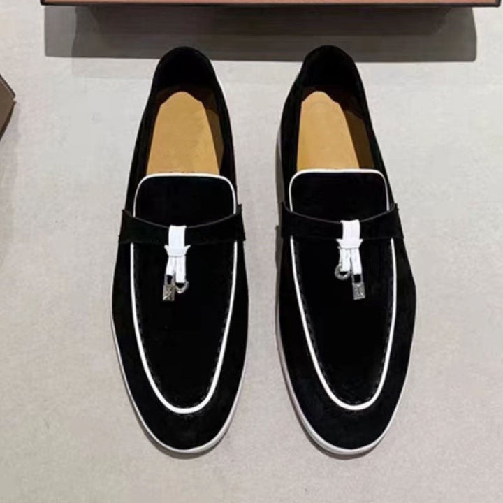 Profilansicht der braunen Herren Mokassins, elegante Slipper bieten zeitlosen Stil und hohen Tragekomfort.