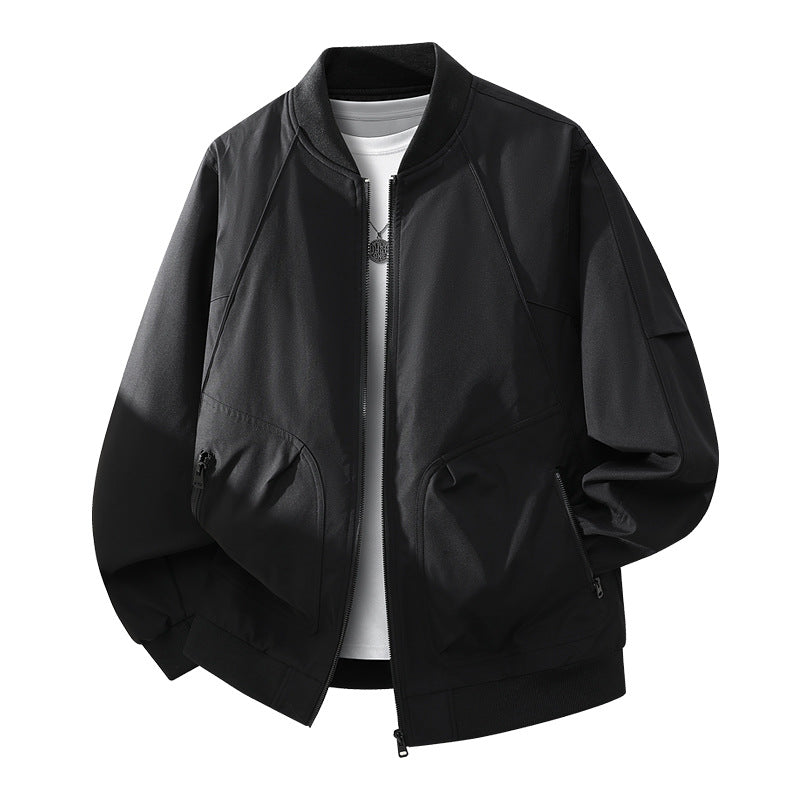 Mann trägt eine bequeme Herren Bomberjacke, vielseitig als Outdoor- & Frühlingsjacke für stilvolle Freizeitlooks.