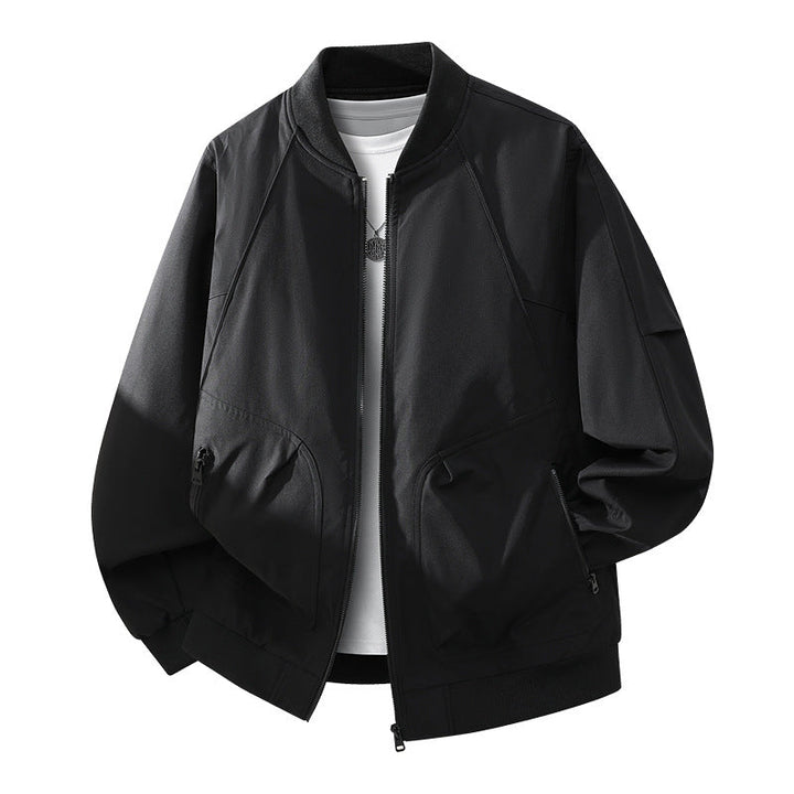 Mann trägt eine bequeme Herren Bomberjacke, vielseitig als Outdoor- & Frühlingsjacke für stilvolle Freizeitlooks.
