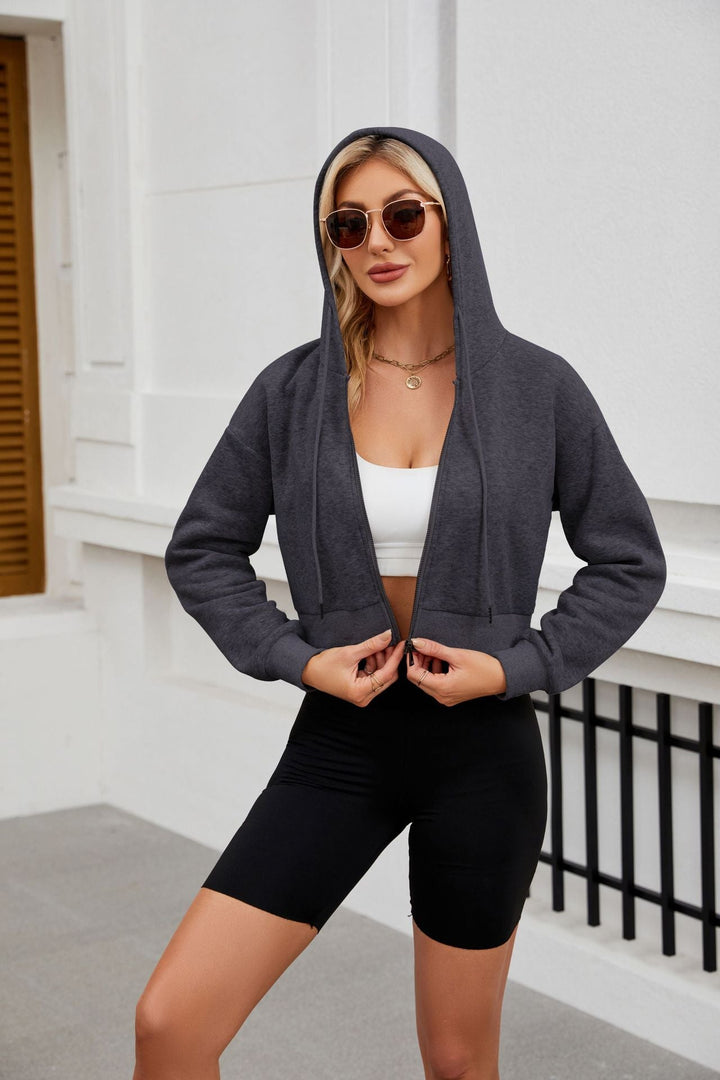 Damen kurzer Zip-Hoodie mit Kapuze, sportliche Freizeitjacke, bequemer Schnitt, vielseitig kombinierbar.