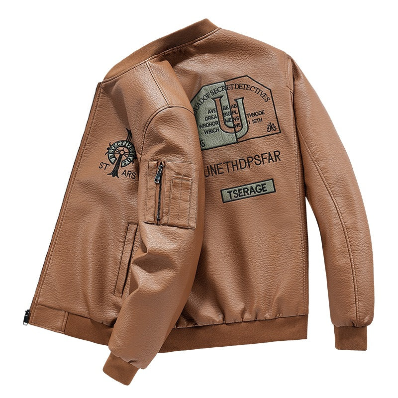 Detailansicht der khakifarbenen Herren Bomberjacke: modischer Kragen, Bündchen und funktionelle Pattentaschen.