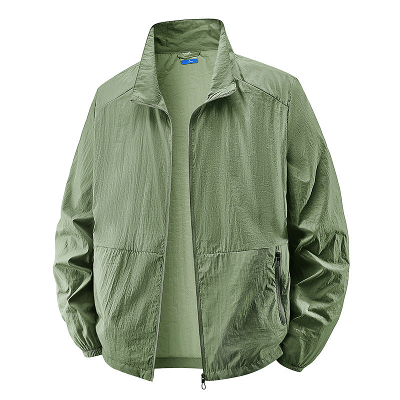 Aktiver Mann trägt graue Windbreaker Jacke. Ideale leichte Outdoorjacke für Frühling & Herbst.