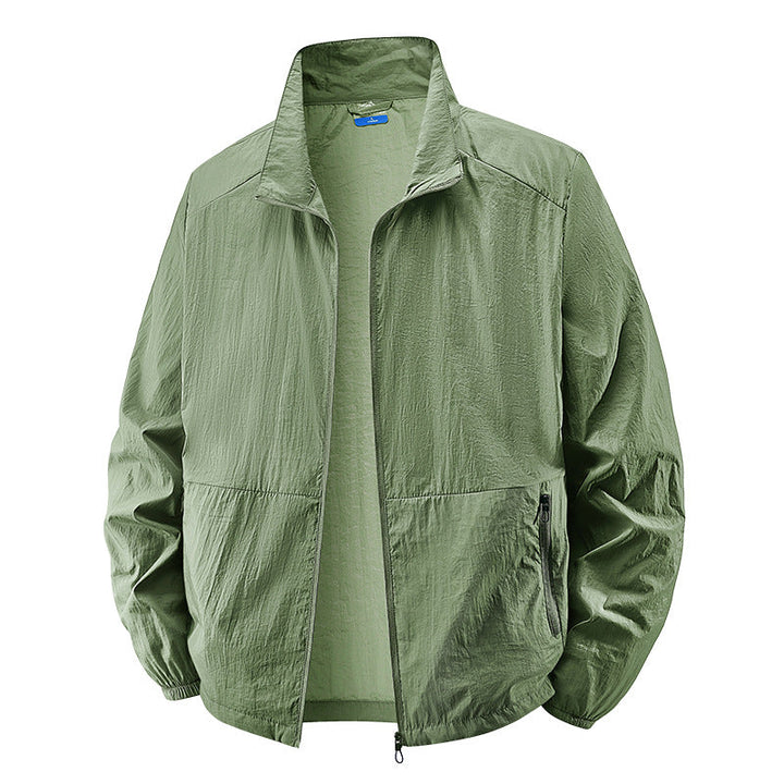 Aktiver Mann trägt graue Windbreaker Jacke. Ideale leichte Outdoorjacke für Frühling & Herbst.