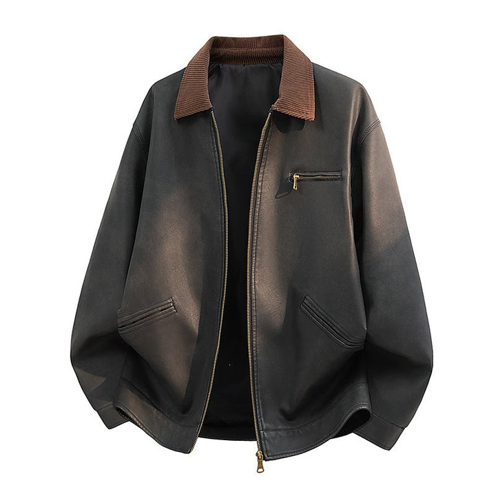 Nahaufnahme der Textur einer lässigen Herren Kunstlederjacke mit breitem Kragen. Modischer Lederlook für Männer.