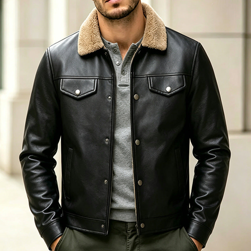 Frontansicht der stilvollen Herren-Freizeitjacke in Schwarz mit kuscheligem Teddykragen. Moderne Mode.