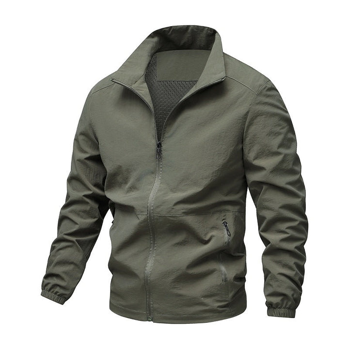 Atmungsaktive Herren Outdoorjacke mit effektivem Windschutz. Optimaler Komfort für aktive Männer.