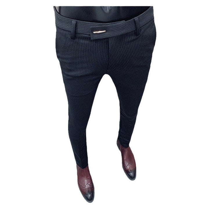 Komfortable & elegante Herren Nadelstreifen Anzughose im Slim Fit. Moderne Businesshose mit Tapered Leg für Männer.