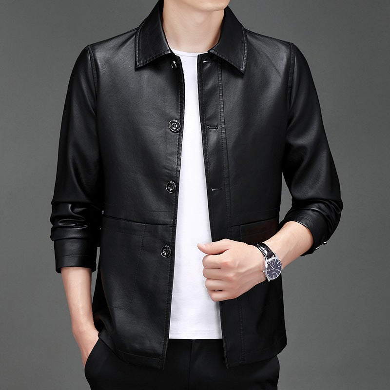 Mann trägt stilvolle schwarze Übergangsjacke, vielseitig kombinierbar für einen modernen Business Casual Look.