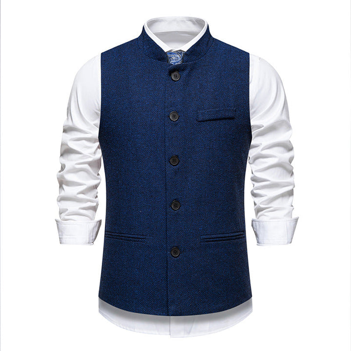Mann trägt elegante Herrenweste mit Stehkragen & Fischgrätmuster, ideal für Business oder festliche Mode.