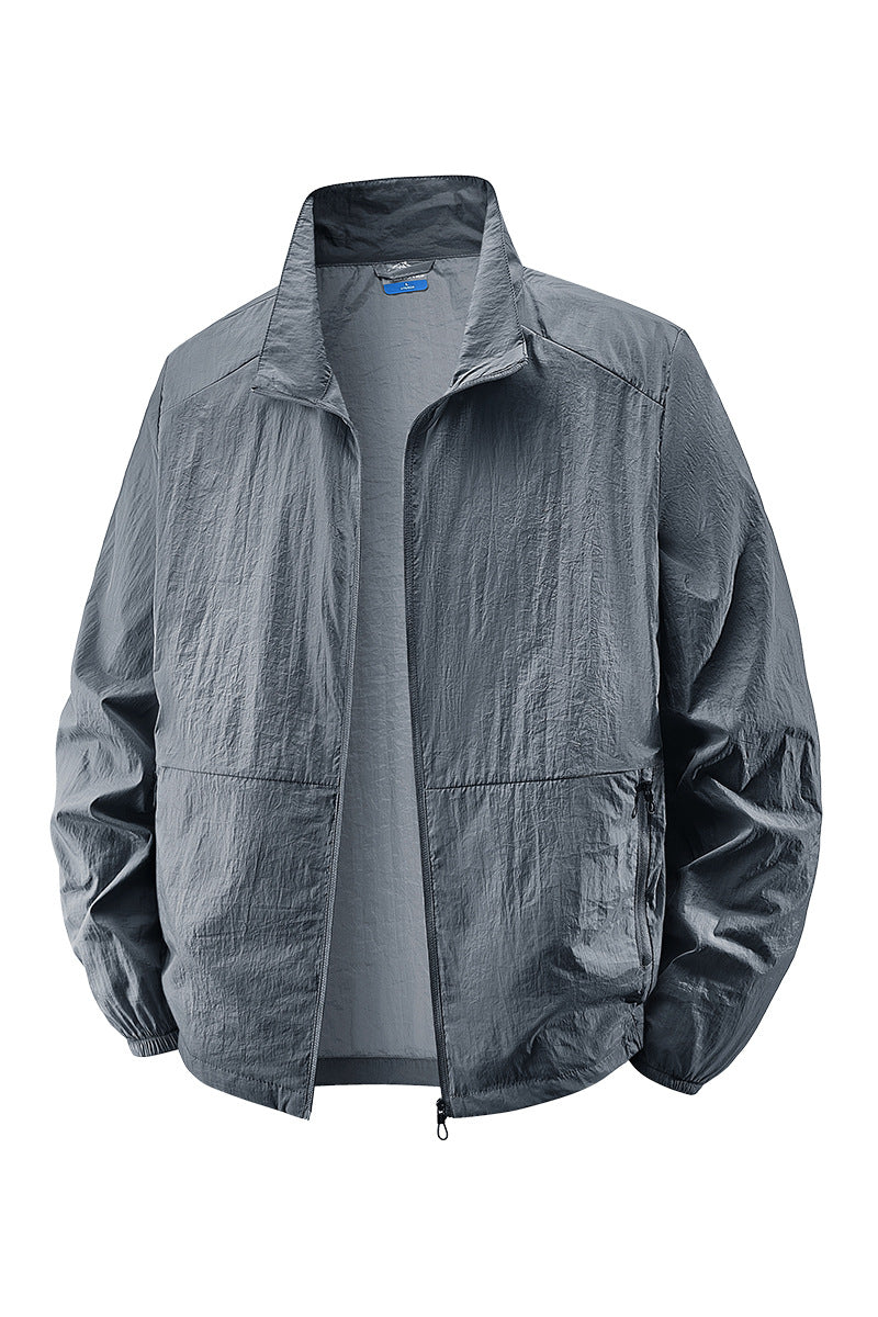 Moderne Herren Outdoorjacke, schwarz, atmungsaktiv & schützend. Perfekt für den aktiven Mann.