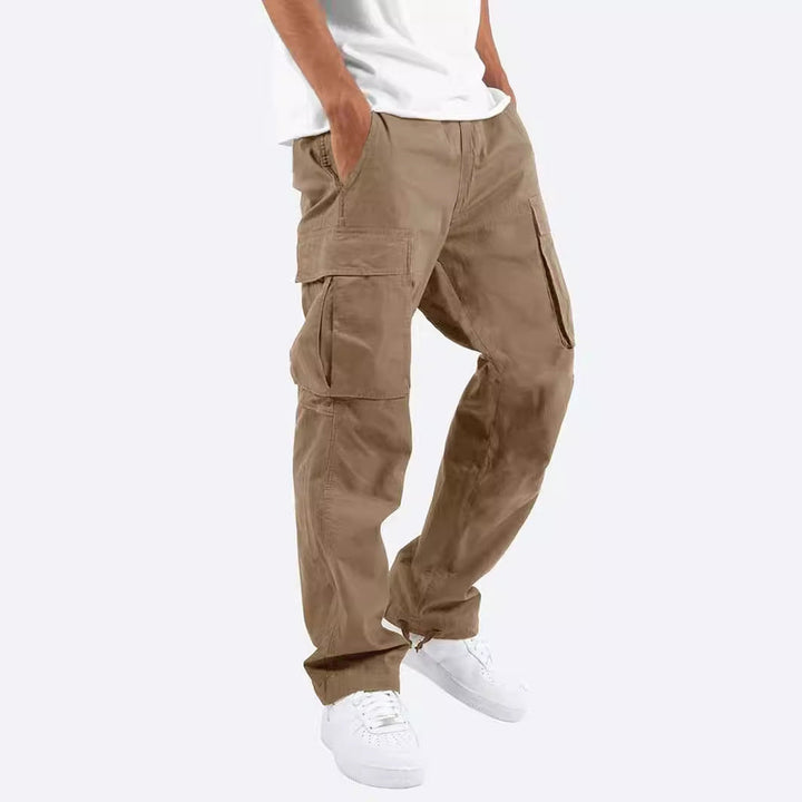 Stylische Herren Cargo-Hose, Dunkelgrün, mit multifunktionalen Taschen und verstellbaren Beinbündchen.
