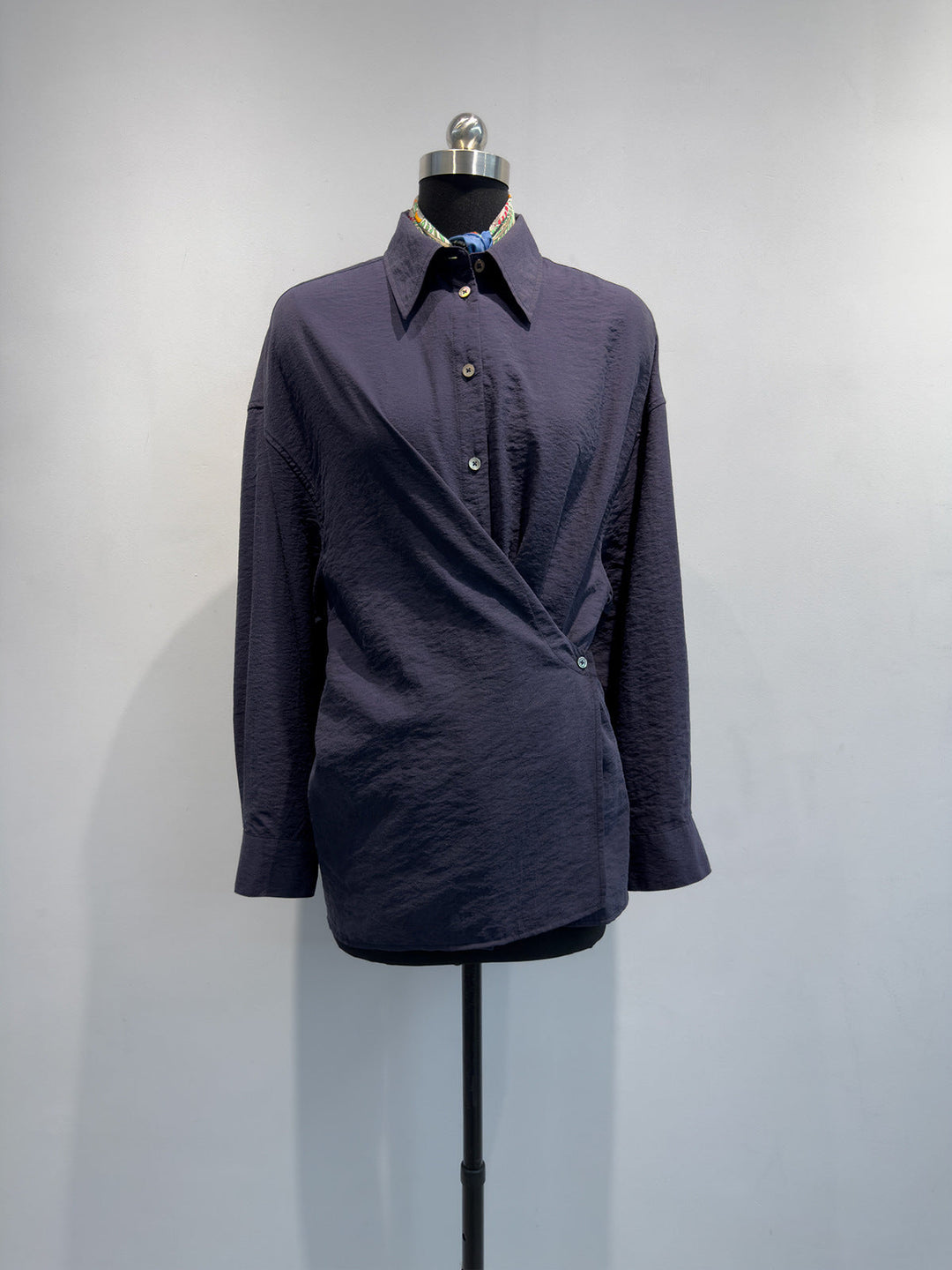 Damen Twist-Front Hemd mit Knopfleiste & Langarm. Stilvoll & lässig für Büro und Freizeit. Vielseitige Bluse.