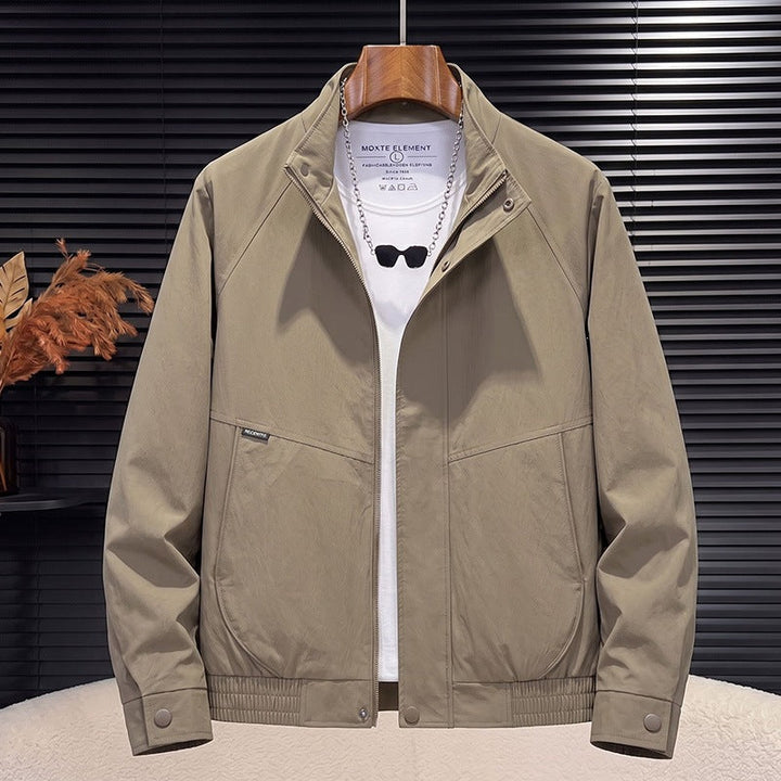 Mann trägt leichte graue Herren Übergangsjacke. Modernes Design für entspannte Freizeit-Looks im Frühling.