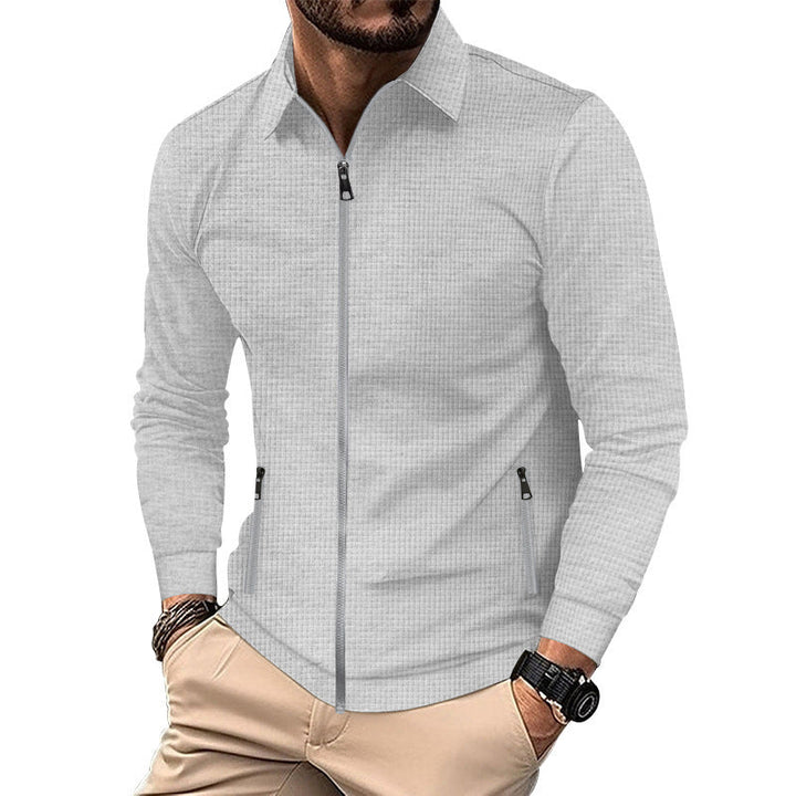 Nahaufnahme des strukturierten Stoffs eines eleganten Herren Zip-Überhemdes mit Hemdkragen.