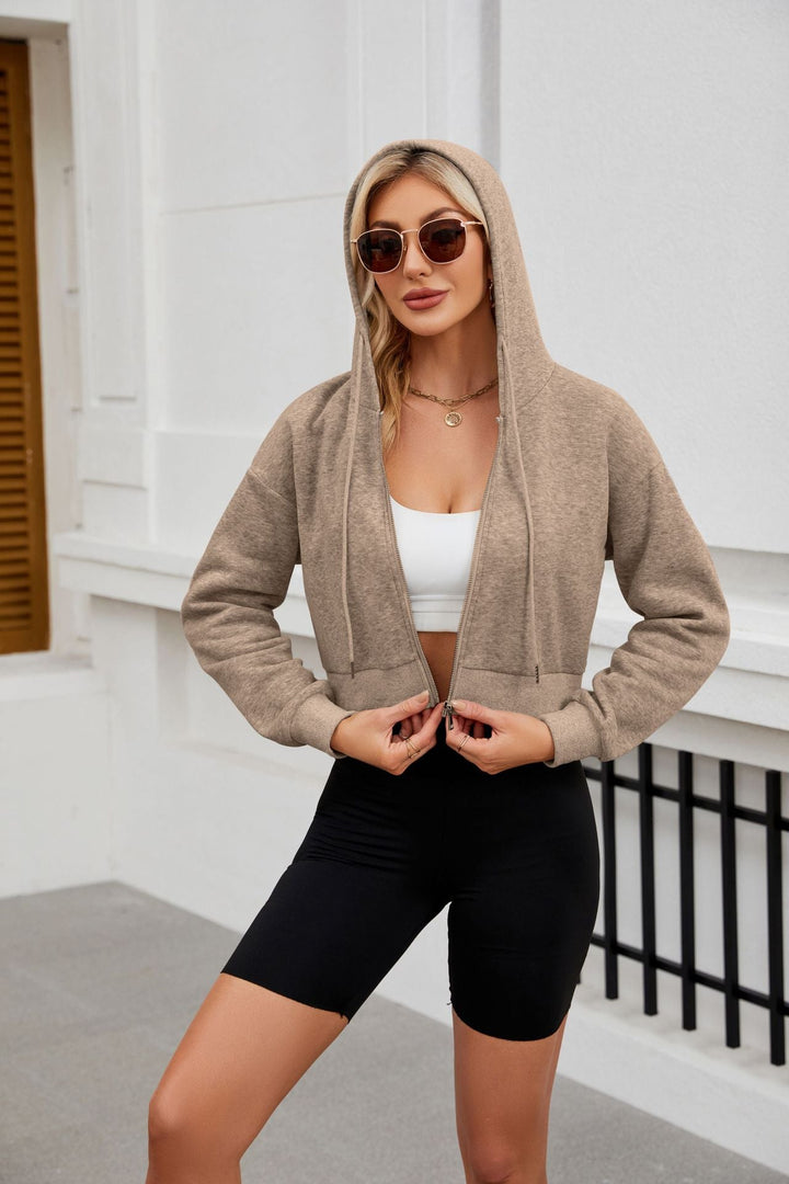 Vielseitige kurze Damen Zip-Hoodie Jacke mit Kapuze, perfekt zum Layering oder als Freizeitjacke, modern.