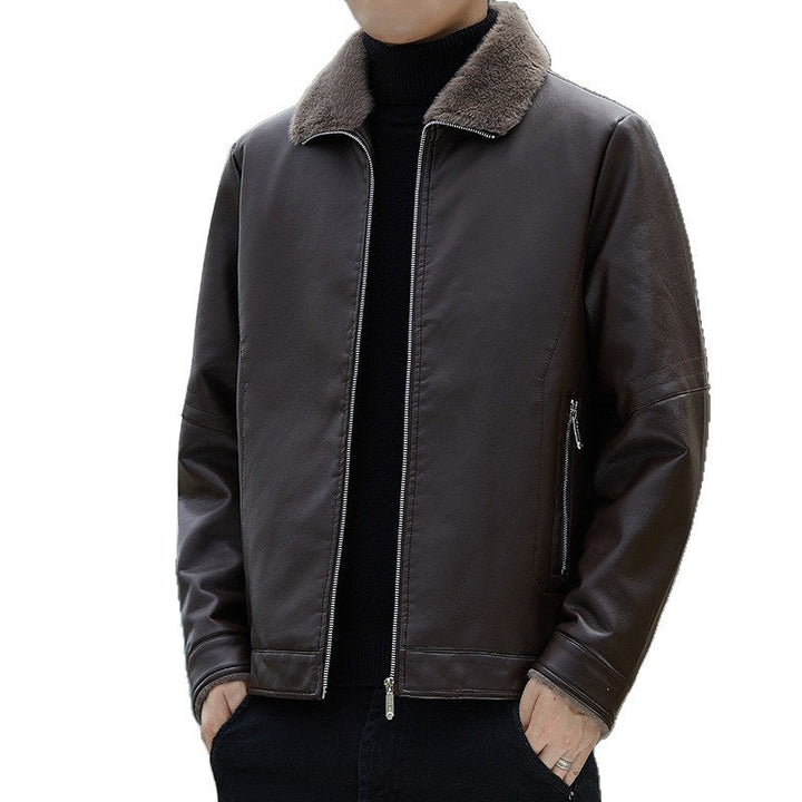 Stylische Herren Kunstlederjacke in Braun mit Stehkragen, glatter Oberfläche & modernem Schnitt.
