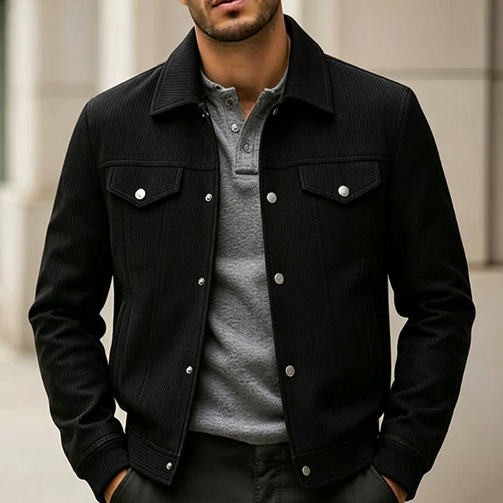 Nahaufnahme Kragen & Knöpfe der Vintage Herren Jacke, stilvolles Detail der zeitlosen braunen Herbstmode.