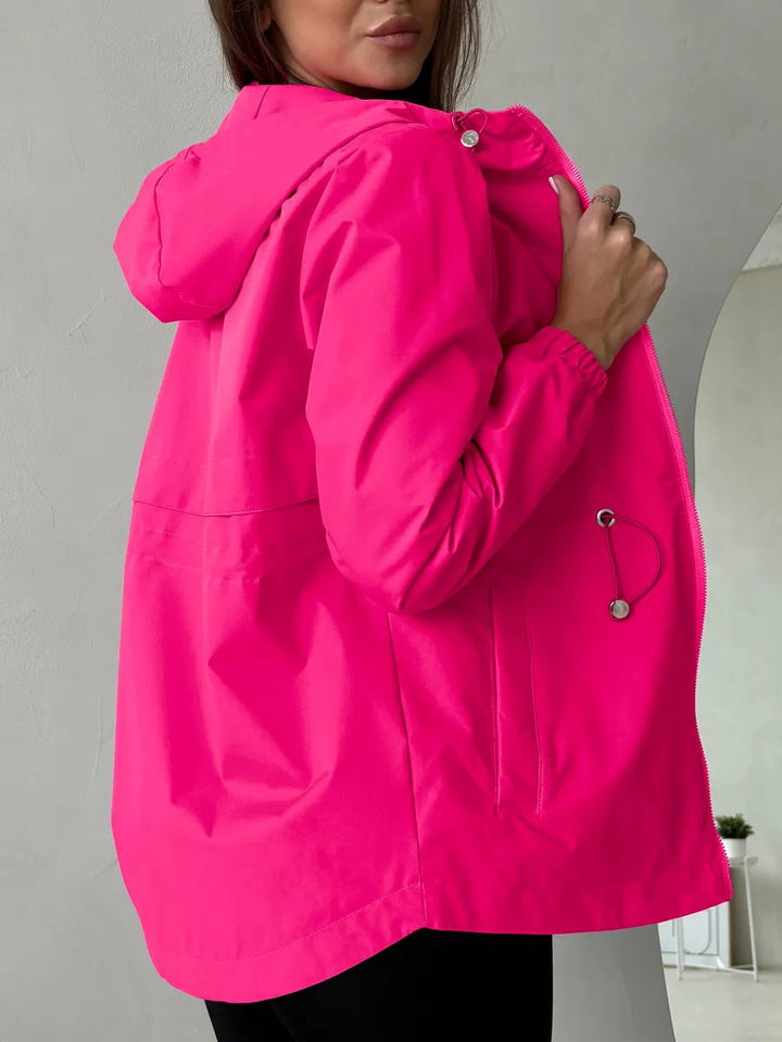 Stylische Damen Outdoorjacke, sportlich geschnitten, ideal für aktive Frauen und jeden Ausflug.
