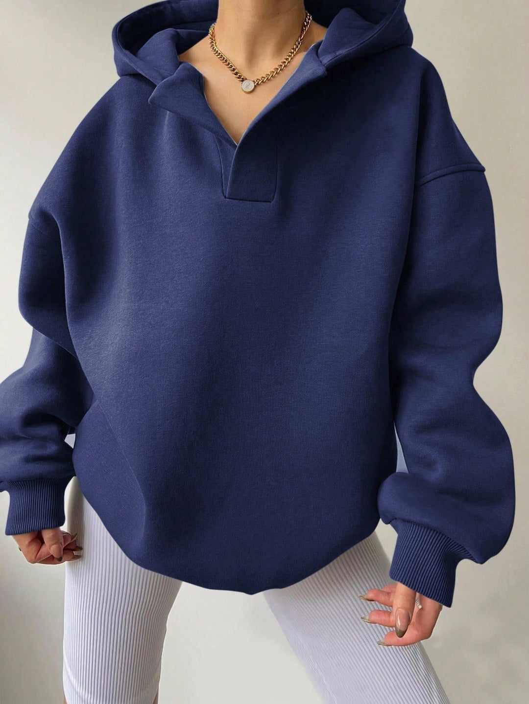 Damen Sweatshirt mit V-Ausschnitt, Oversize-Schnitt. Bequem, feminin & perfekt für kühle Tage.