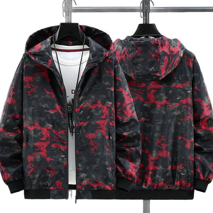 Herren Kapuzenjacke mit Camouflage-Muster im urbanen Stil. Bequeme Freizeitjacke für Outdoor.