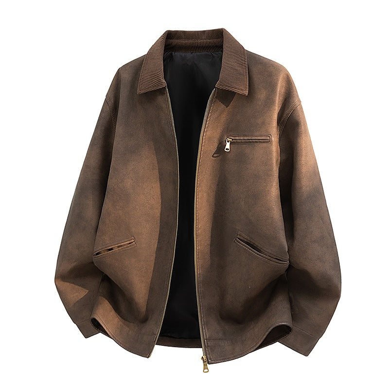Detailaufnahme der Herren-Stehkragenjacke. Zeigt praktische Brusttaschen und Reißverschluss. Alltagstauglich.