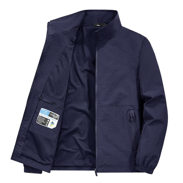 Stilvolle Herren Allwetterjacke, leicht und atmungsaktiv, ideal für Frühling und Herbst.