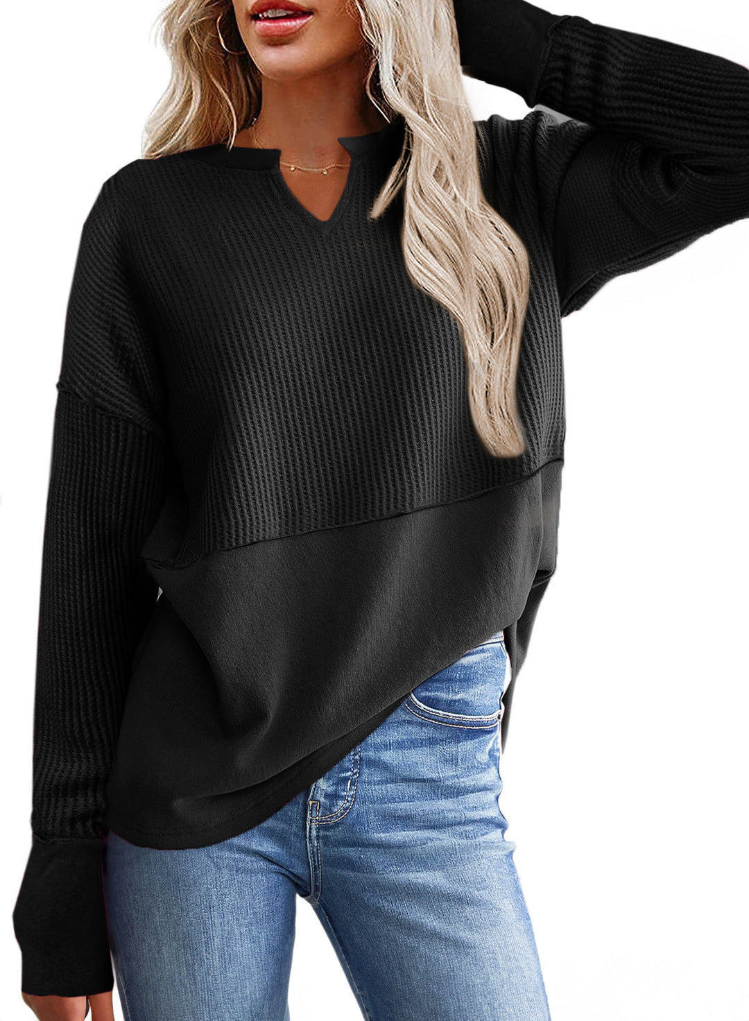 Entspannter Damenpullover mit überschnittenen Schultern, V-Ausschnitt und modischem Waffle-Strick-Design.