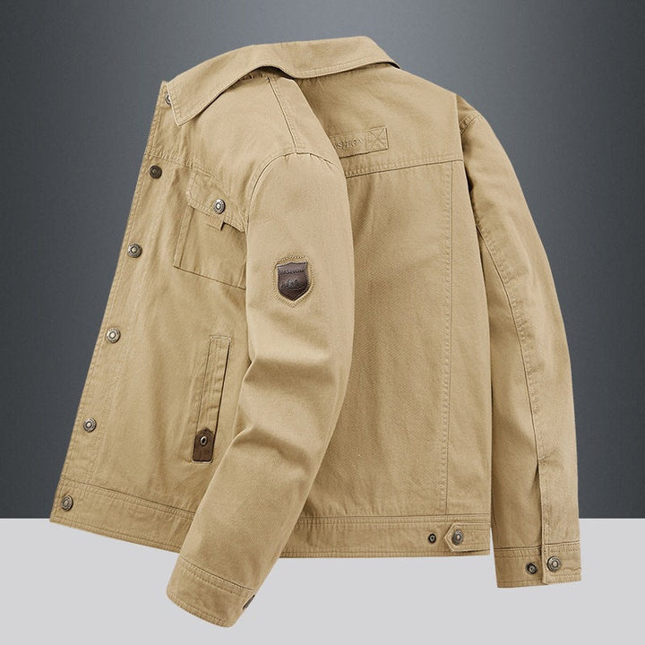 Stilvolle blaue Herrenjacke, ideal als Freizeitjacke oder leichte Outdoorjacke für Männer.