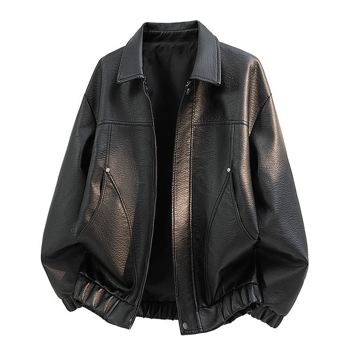 Modische Herrenjacke mit Elastikbund, getragen, zeigt bequemen und sportlichen Stil.