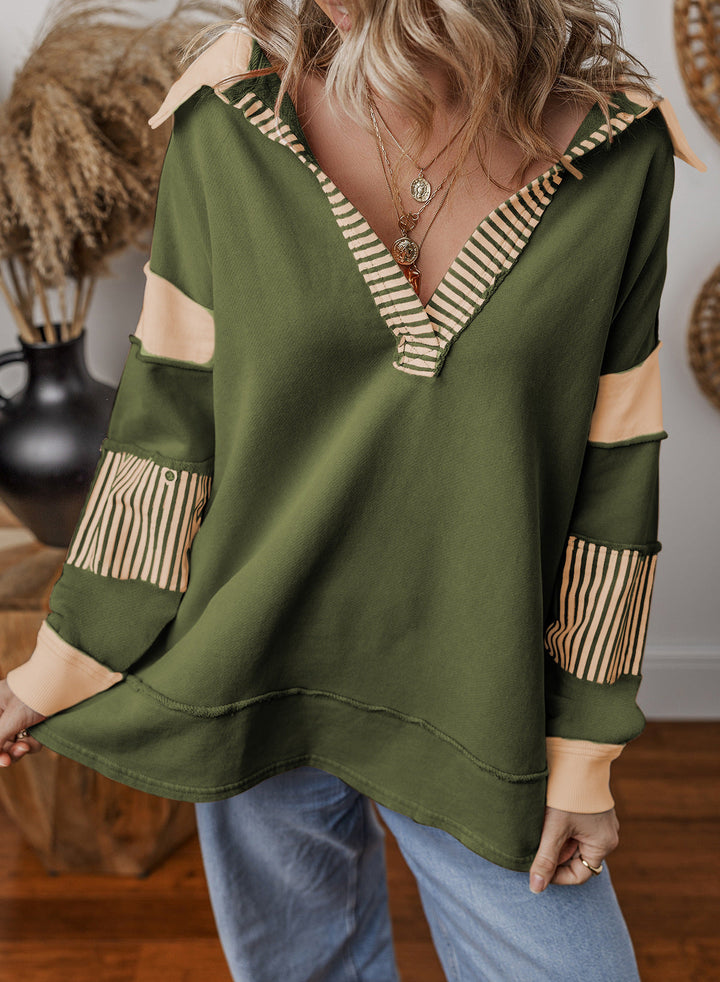Detailansicht: V-Ausschnitt & Streifen des bequemen Damen Oversize Sweatshirts. Ideal für Freizeit-Looks.