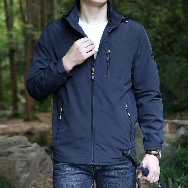 Robuster Reißverschluss & sichere Taschen der funktionalen Herren Wanderjacke, praktisch für unterwegs.