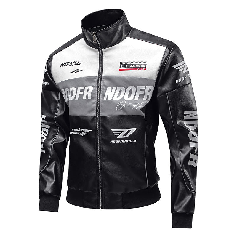 Junger Mann trägt schwarze sportliche Herren Bikerjacke, moderne Motorradjacke für dynamischen Freizeit-Look.