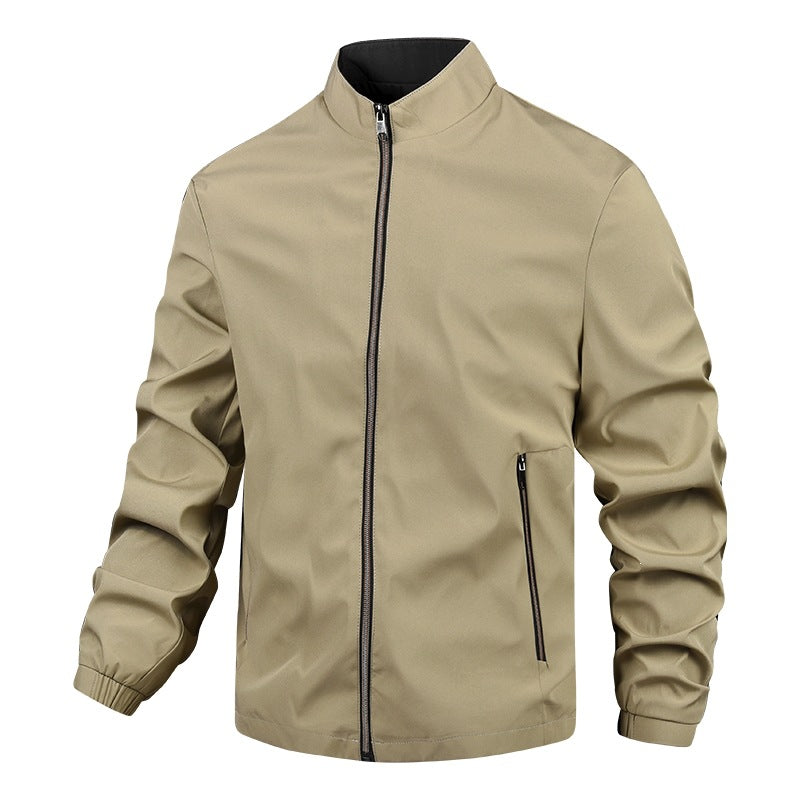 Stilvolle, schwarze Herrenjacke mit Hochkragen. Perfekte leichte Übergangsjacke für Herrenmode im Frühling & Herbst.