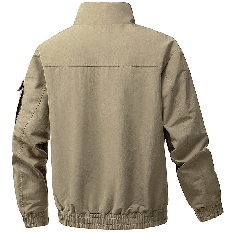 Leichte Herren-Sportjacke, winddicht und komfortabel. Dein Schutz für jedes Abenteuer im Freien.