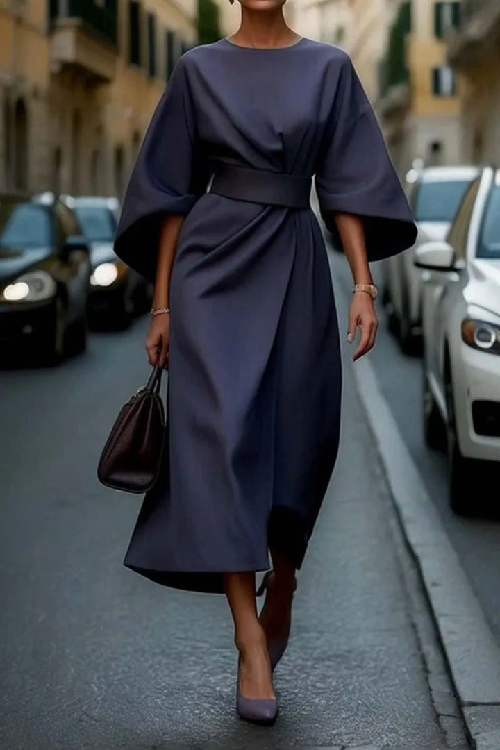 Elegantes Damen Midi-Kleid von hinten. U-Boot-Ausschnitt & praktischer Rückenzipper für bequemen Sitz.