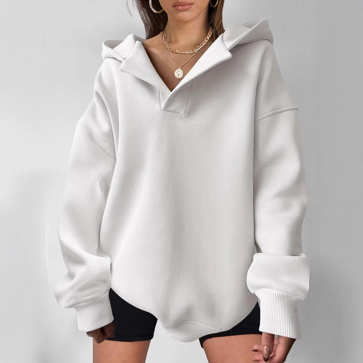 Moderner Damen Hoodie Oversize, V-Ausschnitt & Rippbündchen. Bequemer Streetwear Style für den Winter.
