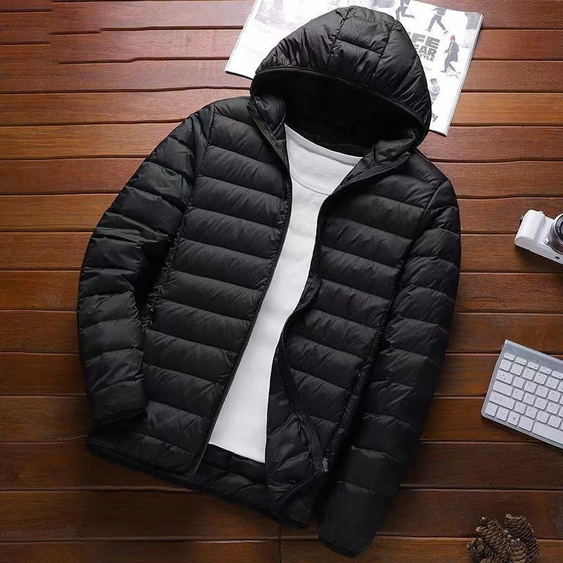 Moderne Herren-Steppjacke mit Kapuze, ultraleicht & packbar, ideal als Übergangsjacke.