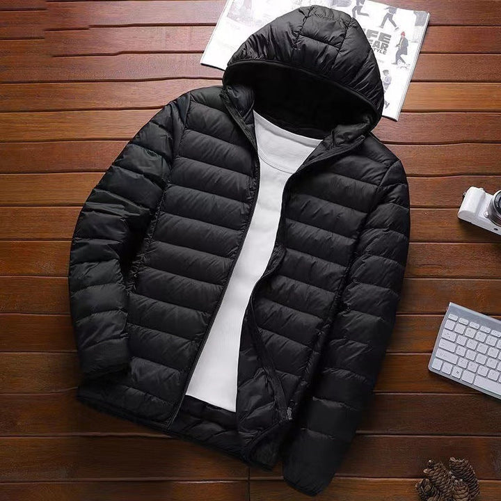 Moderne Herren-Steppjacke mit Kapuze, ultraleicht & packbar, ideal als Übergangsjacke.