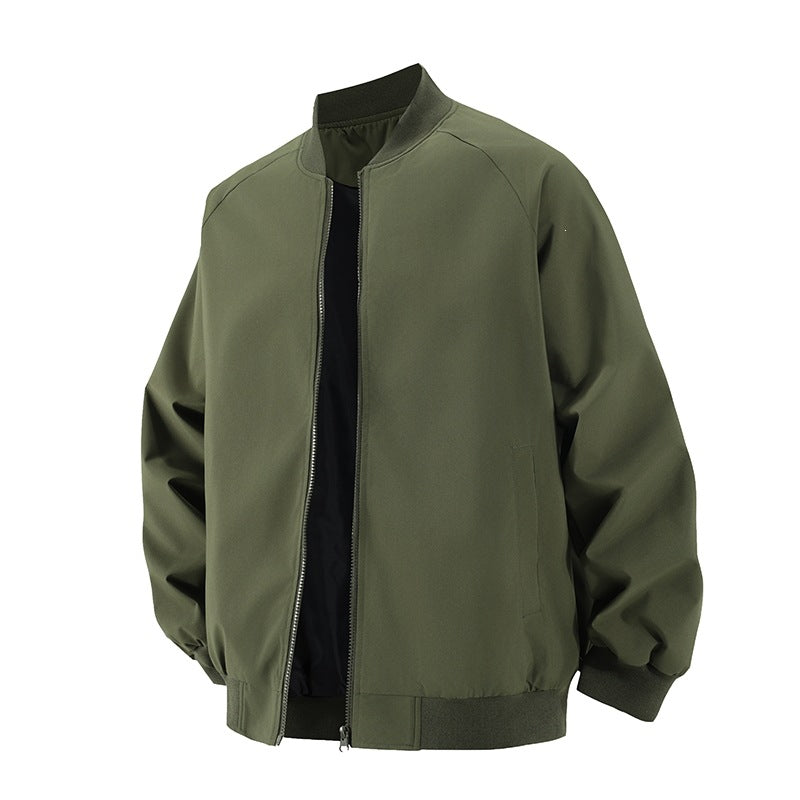 Modell präsentiert die bequeme Herren Bomberjacke in Dunkelgrün. Vielseitige Jacke für Frühling und Herbst.