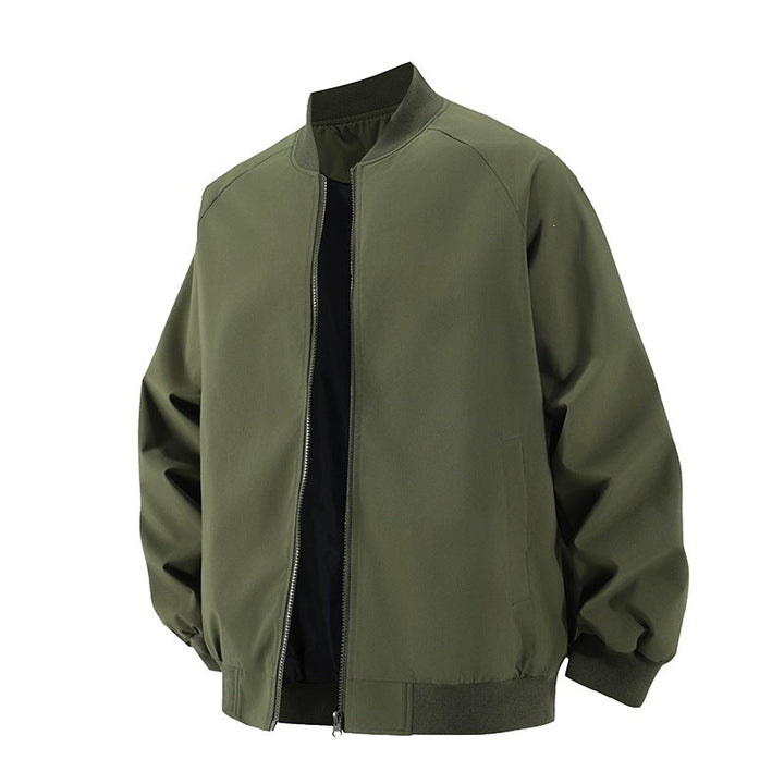 Modell präsentiert die bequeme Herren Bomberjacke in Dunkelgrün. Vielseitige Jacke für Frühling und Herbst.