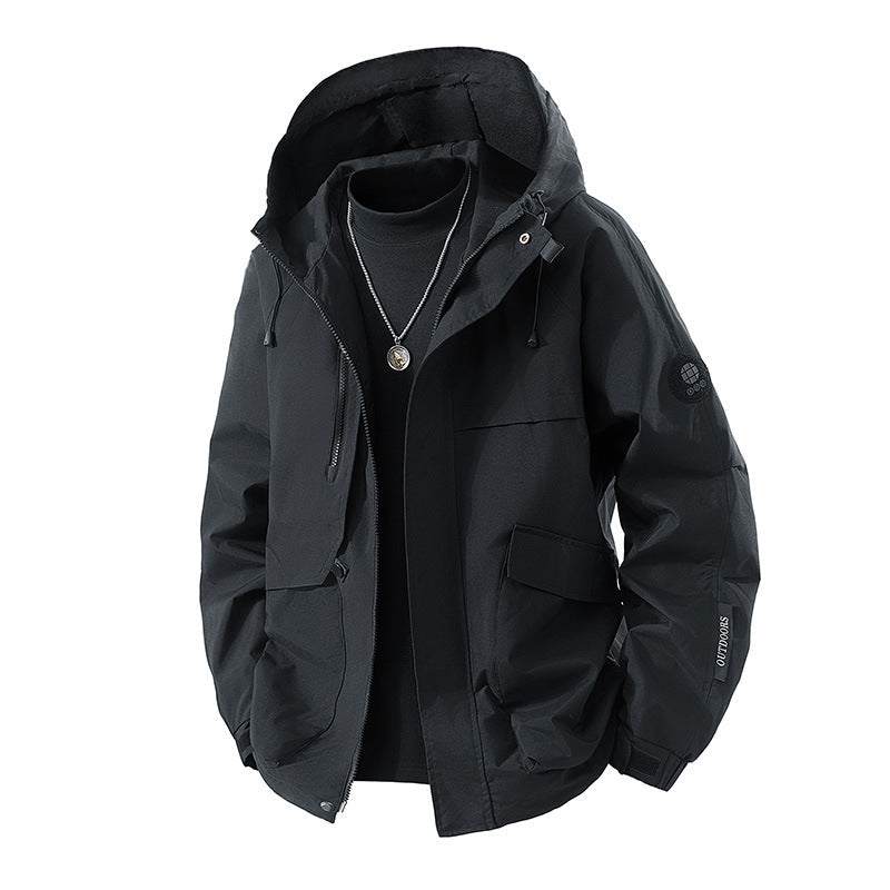 Atmungsaktive Herren Funktionsjacke mit Kapuze, wasserabweisend und robust, für Outdoor-Enthusiasten.