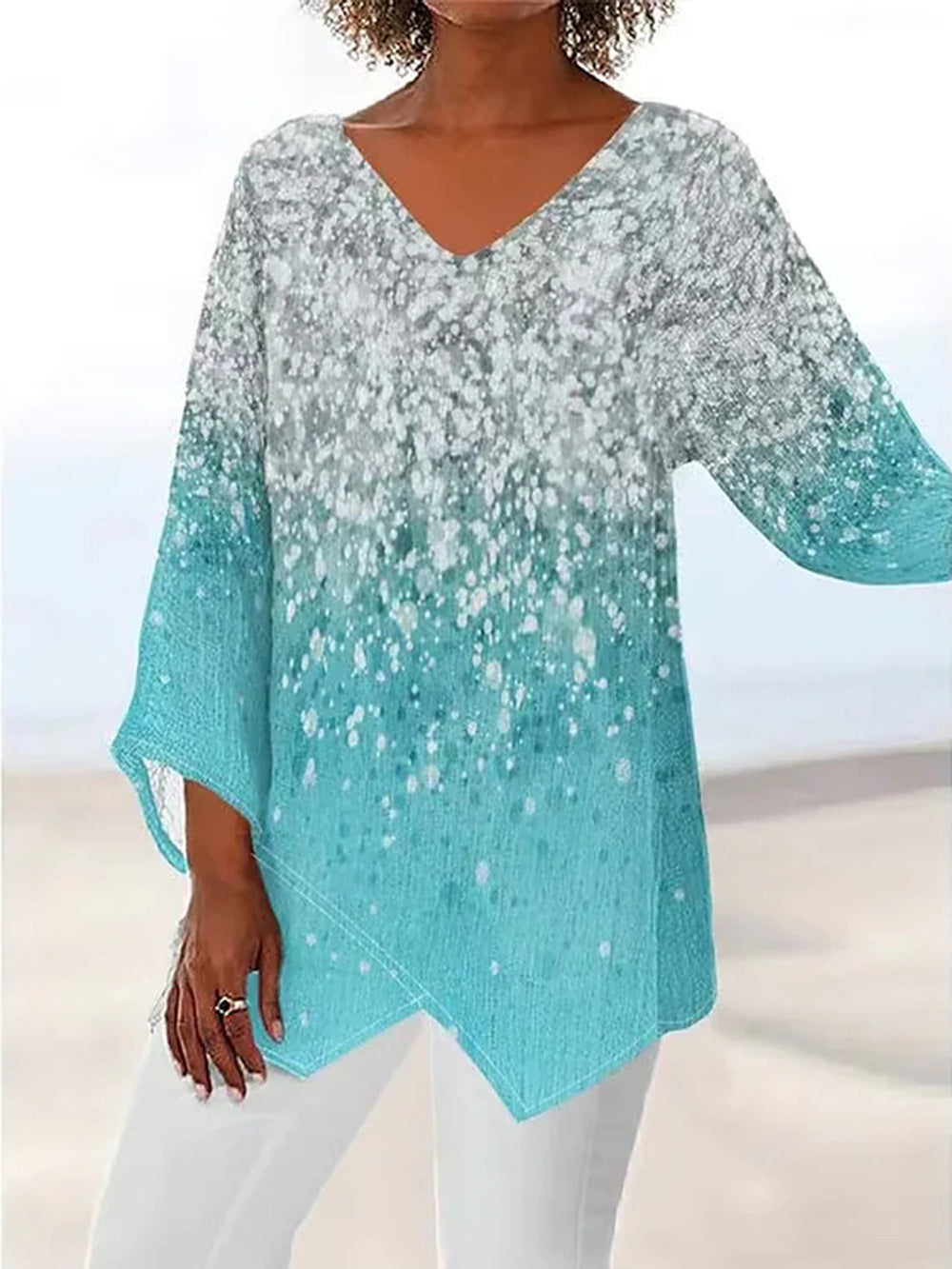 Detailaufnahme der glitzernden Damen Tunika Bluse, eleganter Stoff, perfekt für festliche Outfits.
