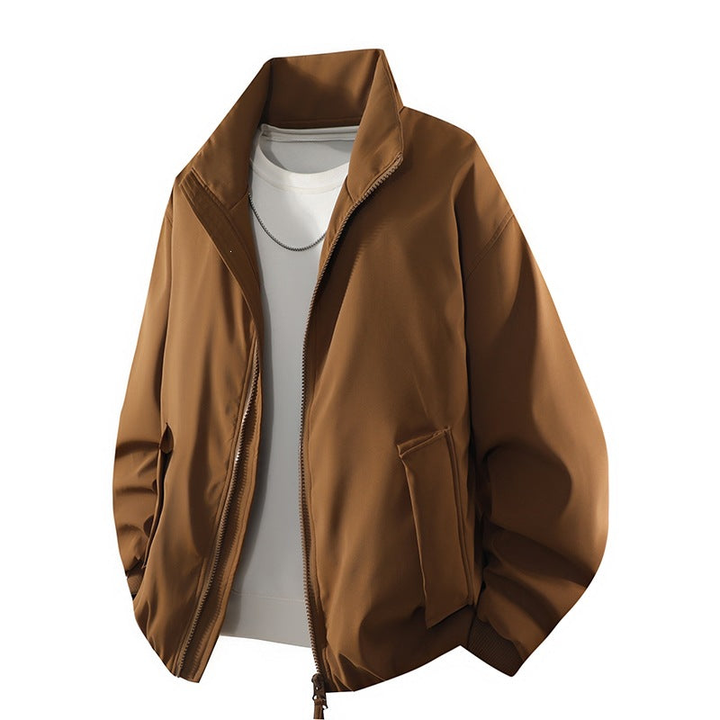 Mann trägt sportliche blaue leichte Freizeitjacke, perfekt für den Alltag, lässig und bequem. Herrenmode.