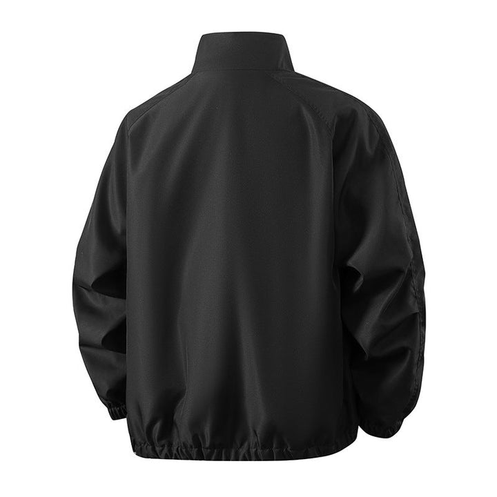 Mann trägt sportliche, leichte Herren Windbreaker-Jacke beim Joggen, perfekt für Athletik & Outdoor-Sport.