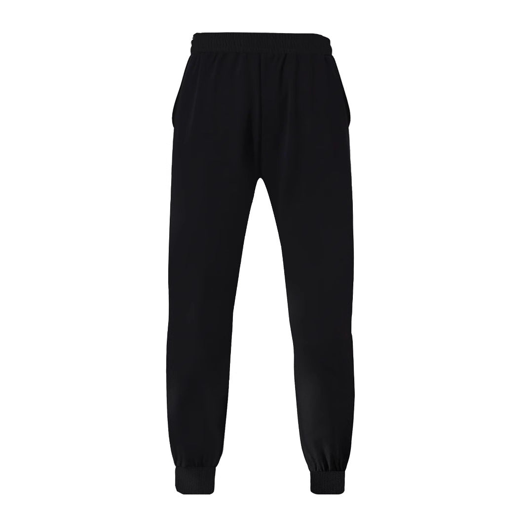 Mann trägt schwarze Herren Jogginghose aktiv beim Sport; zeigt Bewegungsfreiheit & modernen Stil.