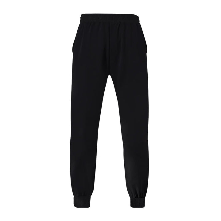 Mann trägt schwarze Herren Jogginghose aktiv beim Sport; zeigt Bewegungsfreiheit & modernen Stil.