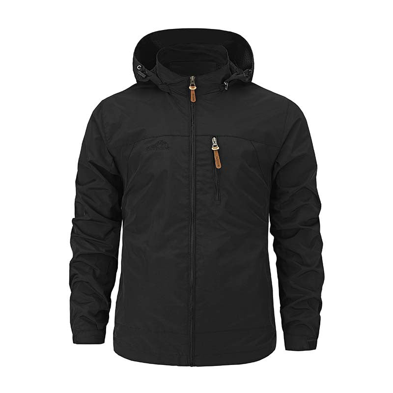 Detailansicht der Herren Outdoorjacke mit Kapuze. Robustes Material, Reißverschluss & praktische Taschen.